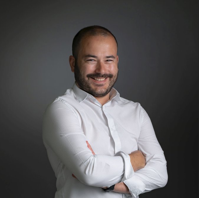 Tommy Jamet, smiling with arms crossed